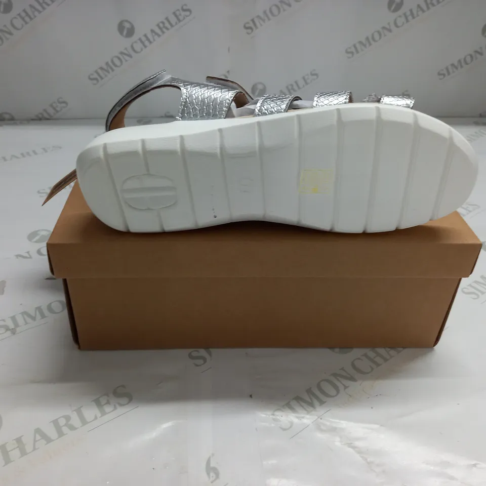 BOXED PAIR OF CUSHION WALK ONE TOUCH CLOSE SANDALS IN SILVER - SIZE 7