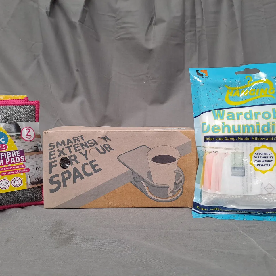APPROXIMATELY 10 ASSORTED HOUSEHOLD ITEMS TO INCLUDE MICROFIBRE POWER PADS, DRINKING CUP HOLDER, WARDROBE DEHUMIDIFIER, ETC