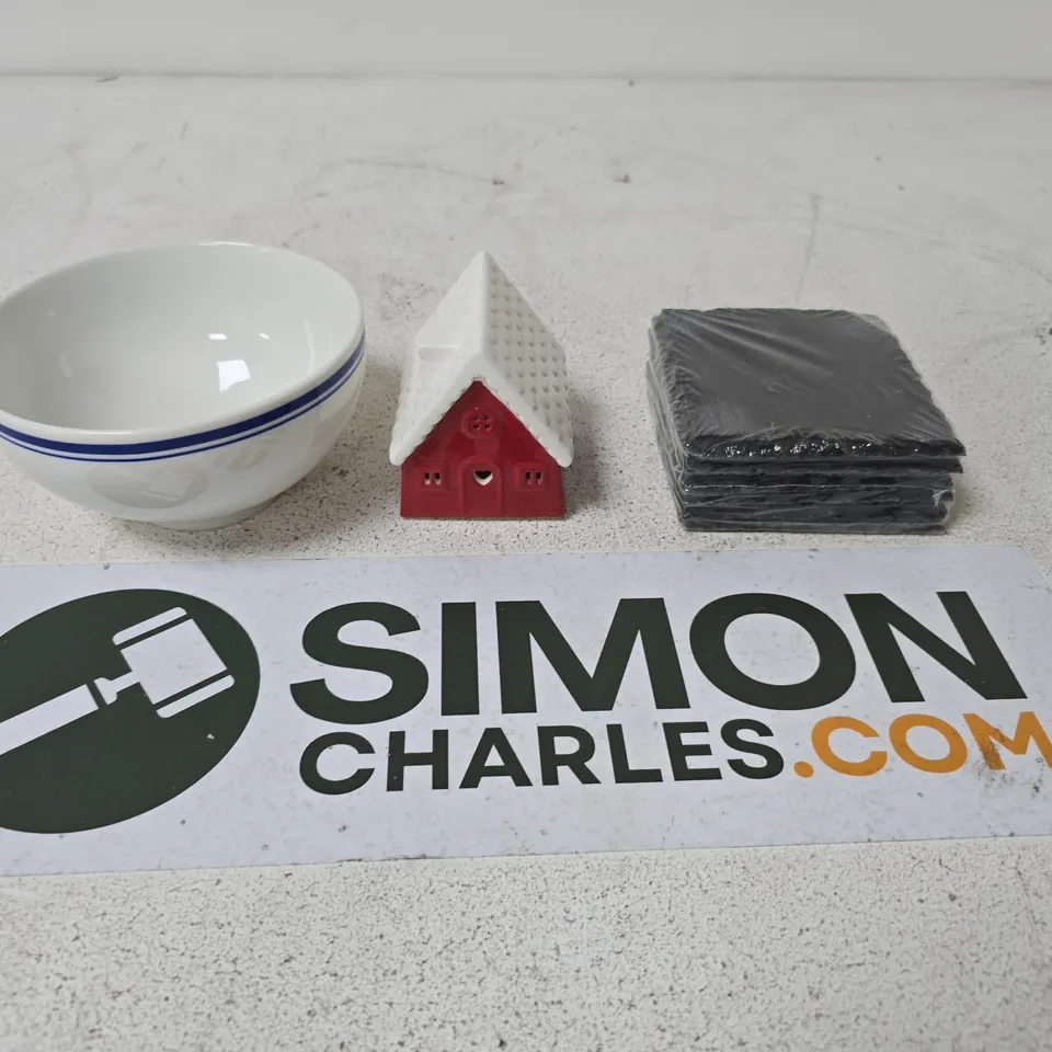 LOT OF APPROXIMATELY 15 ASSORTED POTTERY AND GLASS ITEMS TO INCLUDE A CERAMIC COTTAGE, BOWLS AND SLATE MUG COASTERS