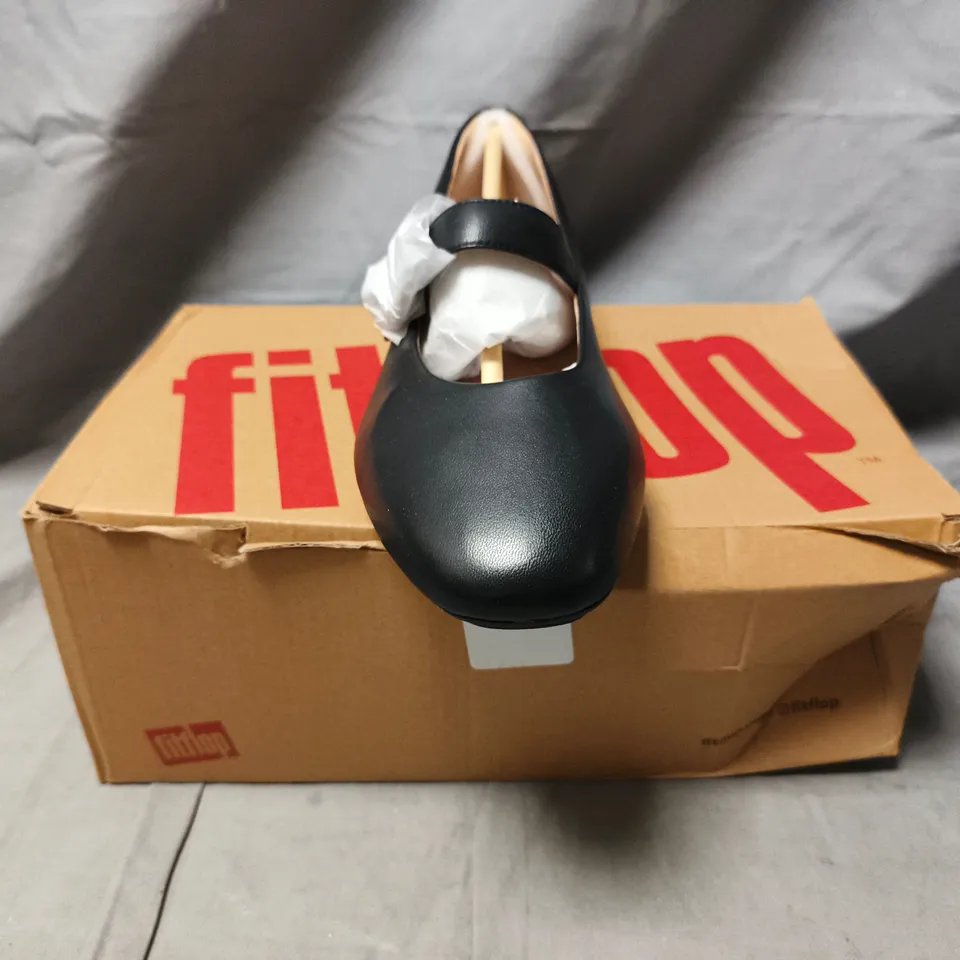 BOXED PAIR OF FITFLOP BALLERINA/MARY JANE SHOES IN BLACK SIZE UK 8