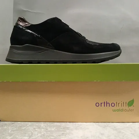 BOXED PAIR OF WALD LAUFER SHOES IN BLACK SIZE 4.5