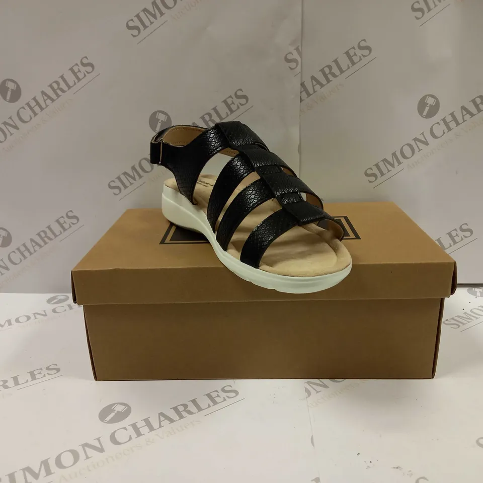 BOXED PAIR OF CUSHION WALK ONE TOUCH CLOSE SANDALS IN BLACK - SIZE 6 