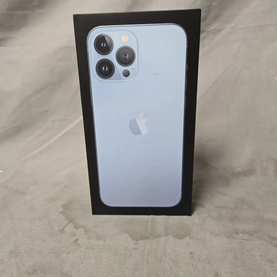 APPLE IPHONE 13 PRO MAX – SIERRA BLUE – BOXED (CRACKED FRONT SCREEN, BACK GLASS DAMAGED)
