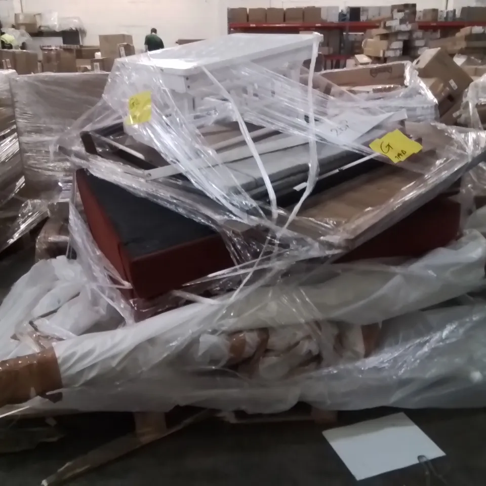 PALLET OF ASSORTED FURNITURE PARTS TO INCLUDE;TABLE,CHAIR