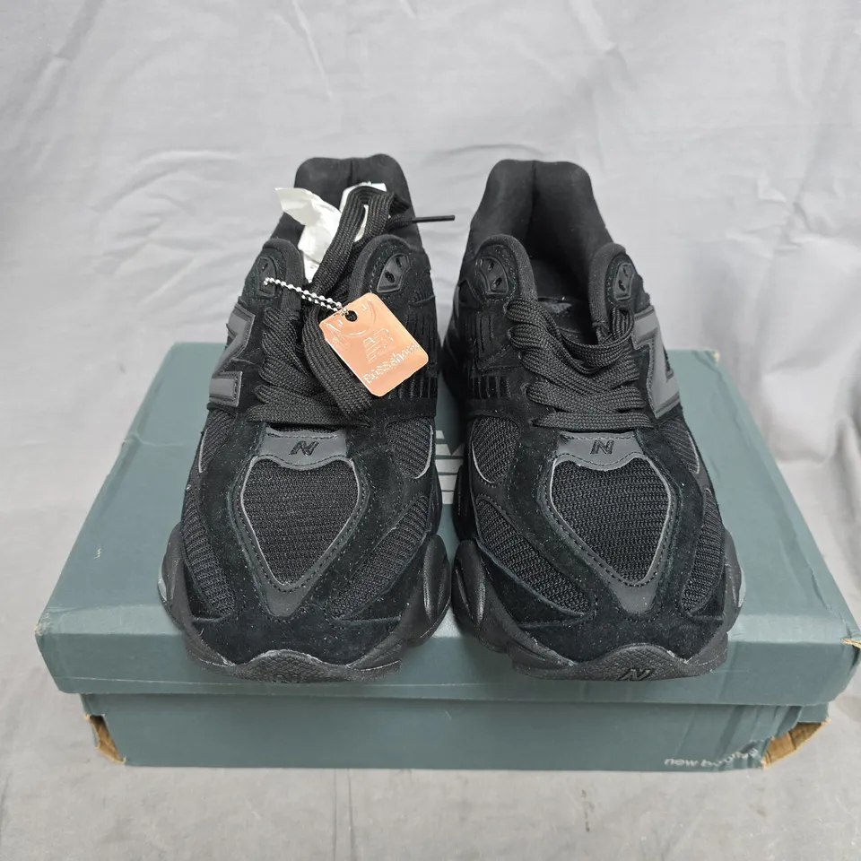 BOXED PAIR OF NEW BALANCE BLACK TRAINERS – UK SIZE 6.5