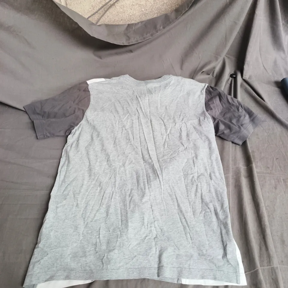 NIKE MEN'S COLOURBLOCK T-SHIRT – GREY WITH WHITE PANELS, SIZE M
