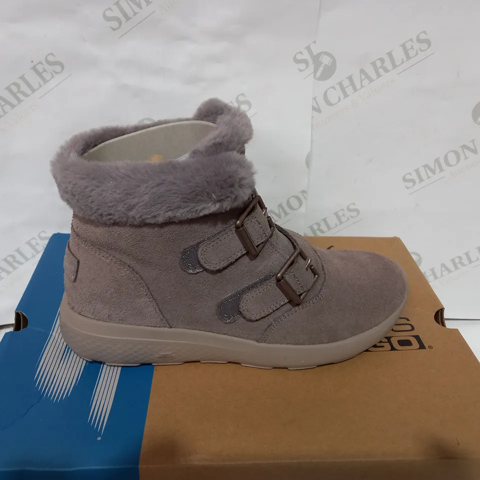 BOXED PAIR OF SKECHERS TAUPE WINTER BOOT  - SIZE 4