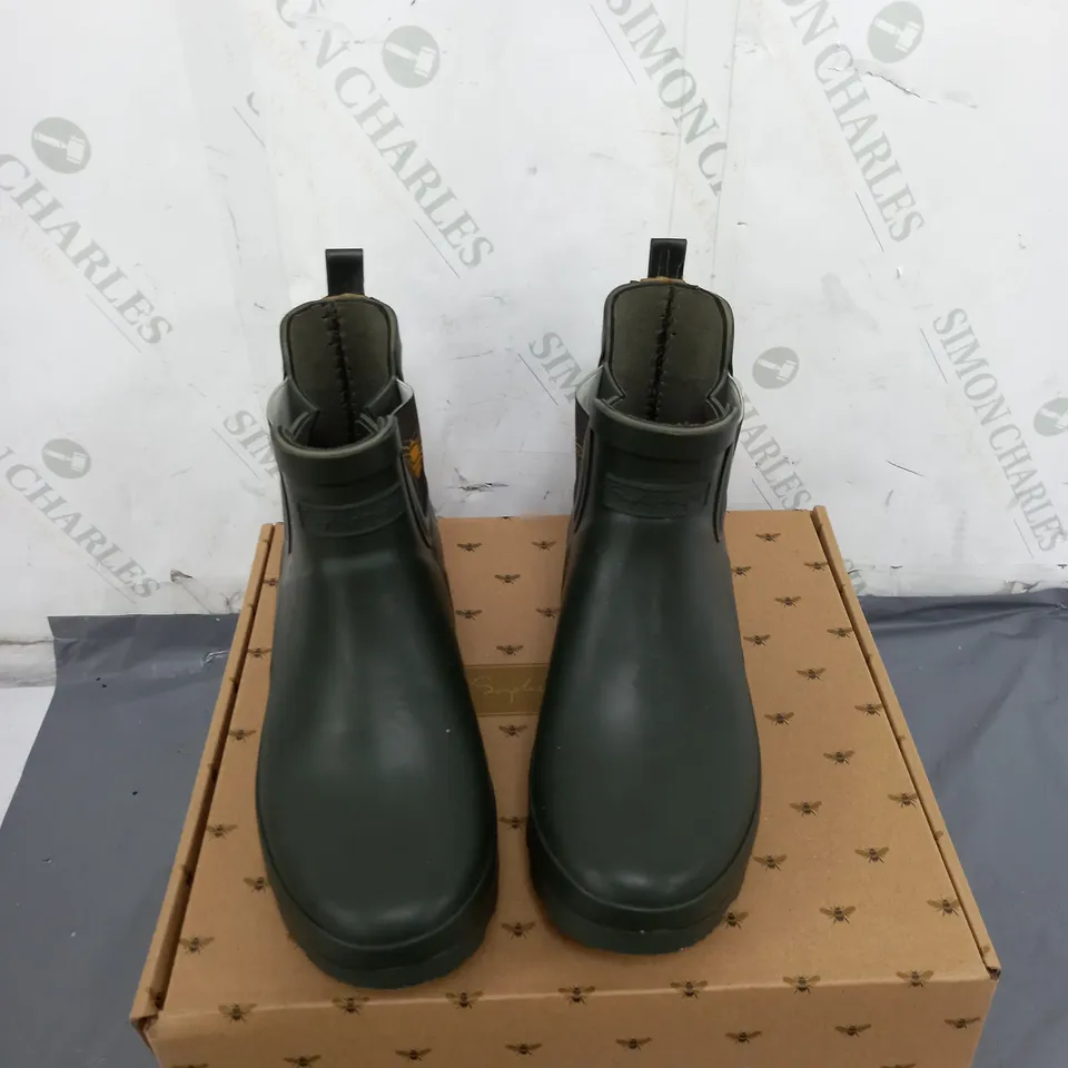 EUR 37 BOXED GREEN WELLIES 