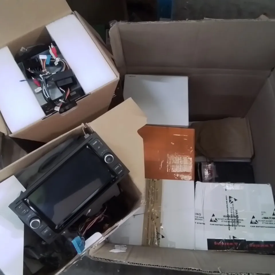 LARGE BOX CONTAINING ASSORTED CAR MULTIMEDIA SYSTEM INTERFACES // MODELS VARY