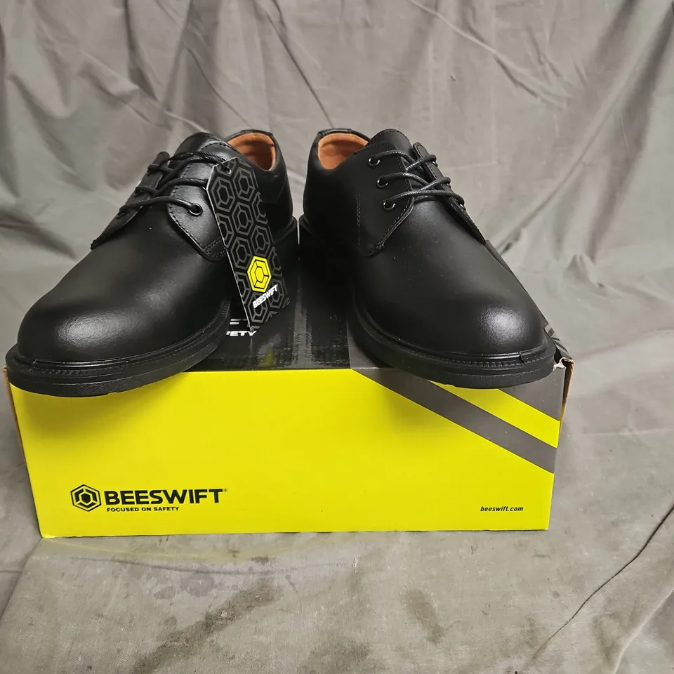 BOXED PAIR OF BEESWIFT SAFETY SHOES IN BLACK SIZE UK 7