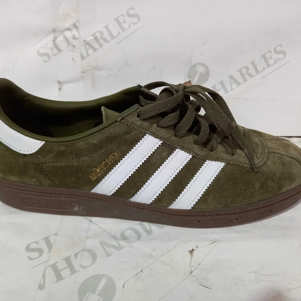 BOXED PAIR OF ADIDAS MUNCHEN TRAINERS IN GREEN/WHITE UK SIZE 8.5