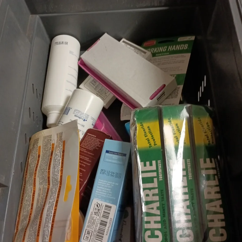 APPROXIMATEY 20 ASSORTED HEALTH AND BEAUTY PRODUCTS TO INCLUDE - CORSODYL MOUTHWASH - SPIT WATER BASED LUBE AND HERBAL ESSENCES SHAMPOO