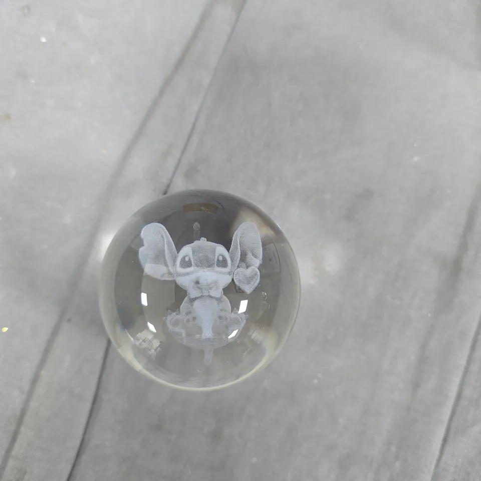 TOTE OF APPROXIMATELY 15 ASSORTED ITEMS TO INCLUDE: LED KEYRINGS AND GLASS BALL 