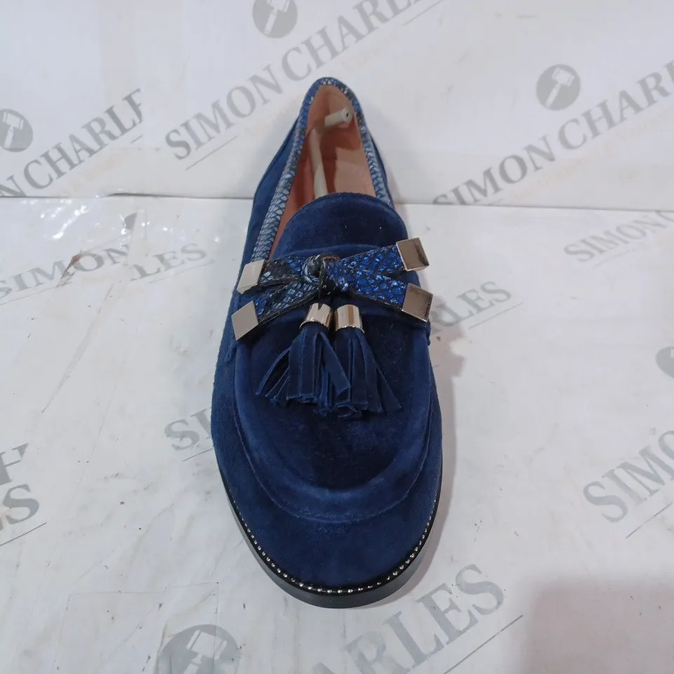 BOXED PAIR OF MODA IN PELLE ENLEENA WIDE SUEDE LOAFERS IN NAVY SIZE 6