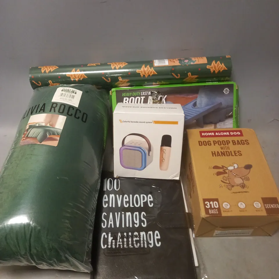 LARGE BOX OF APPROXIMATELY 12 ASSORTED ITEMS TO INCLUDE - HOME ALONE DOG BAGS - CAST IRON BOOT JACK AND MUD SCRAPER - OLIVIA ROCCO DOUBLE DUVET SET - ETC