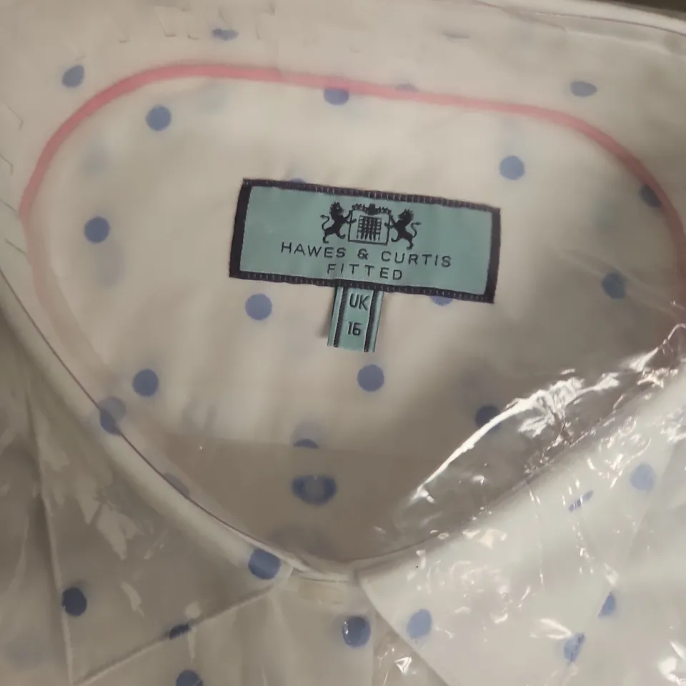 BAGGED HAWES & CURTIS FITTED SHIRT – WHITE WITH BLUE POLKA DOTS – UK 16