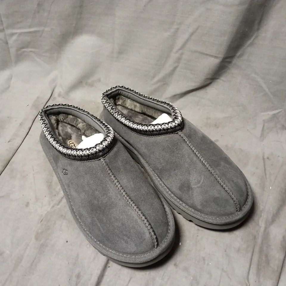 UGG GREY SLIPPERS WITH FAUX FUR LINING SIZE 7
