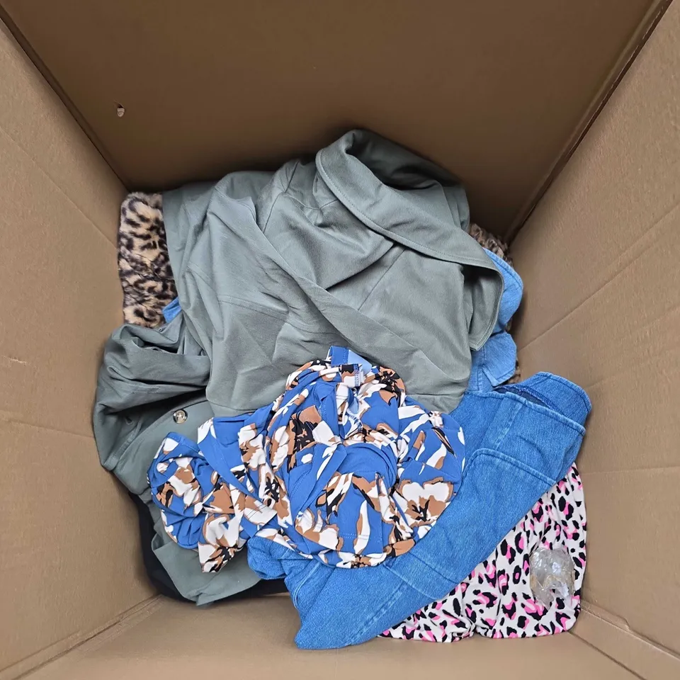 APPROXIMATELY 20 ASSORTED CLOTHING AND FASHION ITEMS IN VARIOUS STYLES, SIZES, AND COLOURS