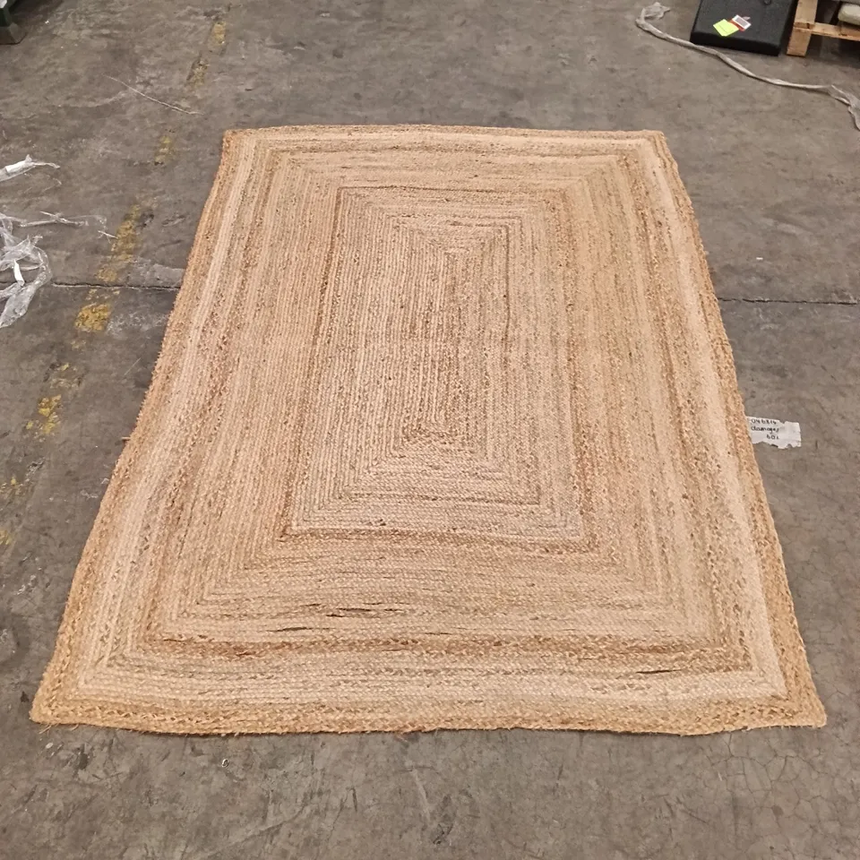 QUALITY DESIGNER AREA RUG - APPROXIMATELY 239CM X 164CM