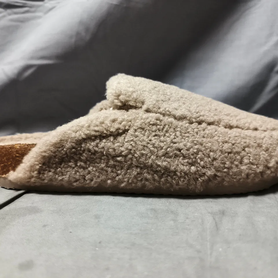 PAIR OF THE WHITE COMPANY BORG CORKBED LOAFER SLIPPERS IN TAUPE SIZE MEDIUM (5-6)