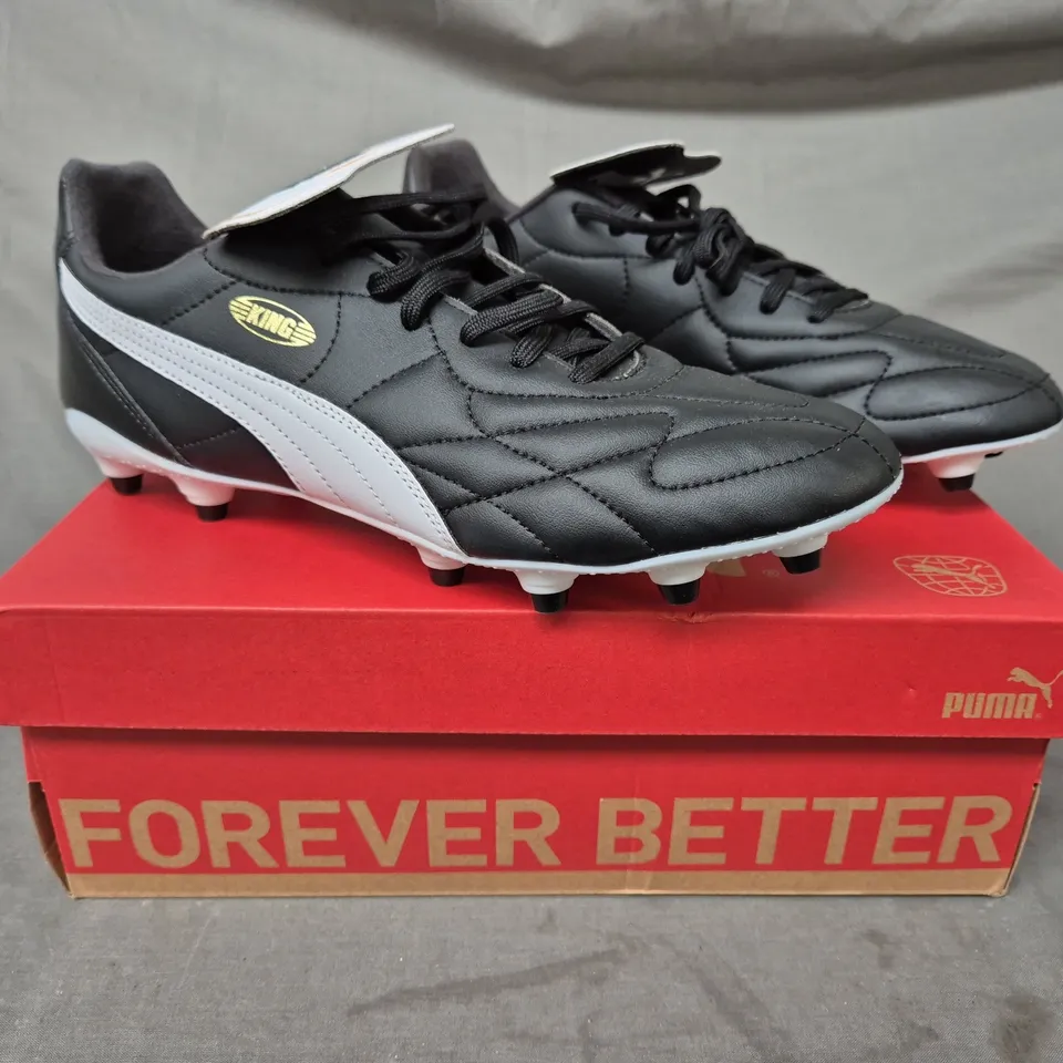 BOXED PAIR OF PUMA KING TOP FOOTBALL BOOTS IN BLACK/WHITE UK SIZE 9