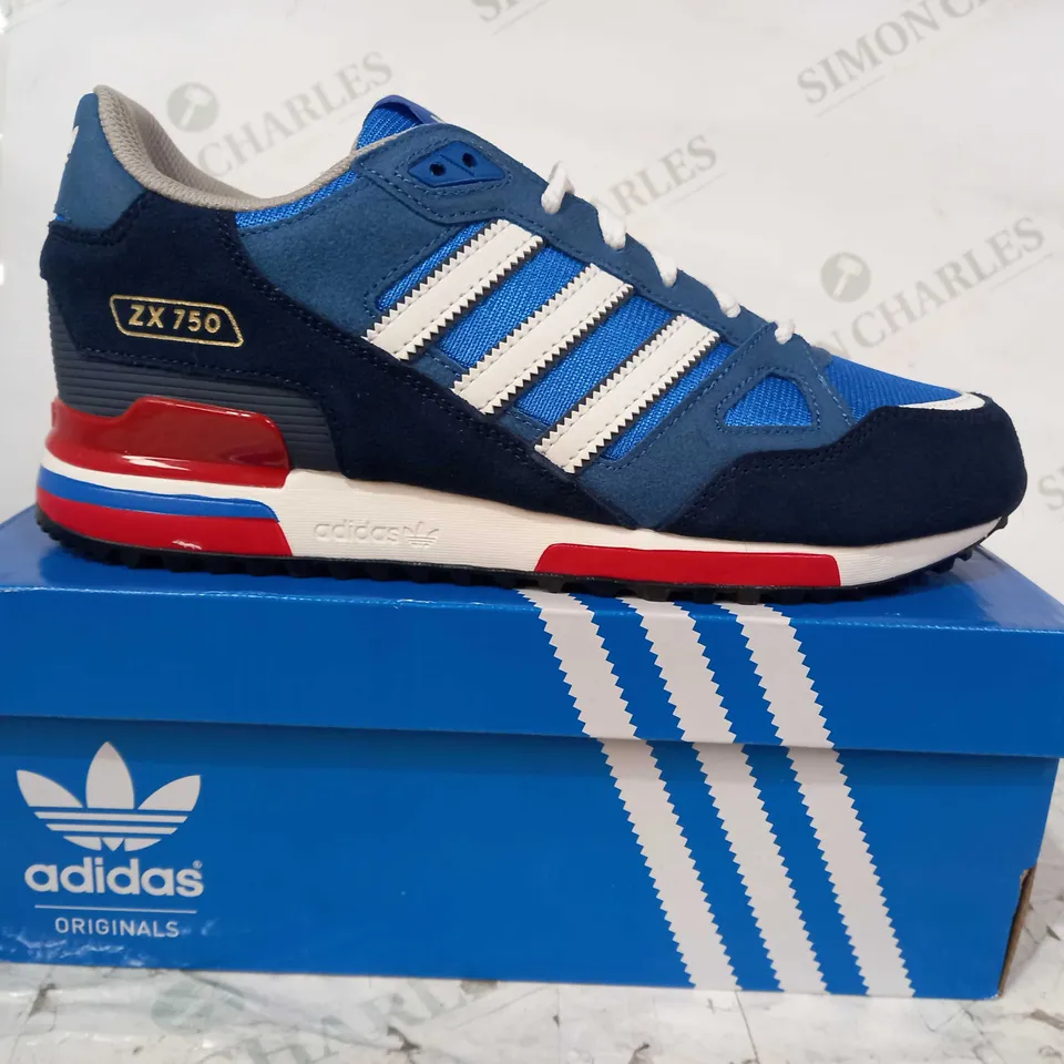 BOXED PAIR OF ADIDAS ZX750 SHOES IN BLUE/WHITE/RED UK SIZE 9
