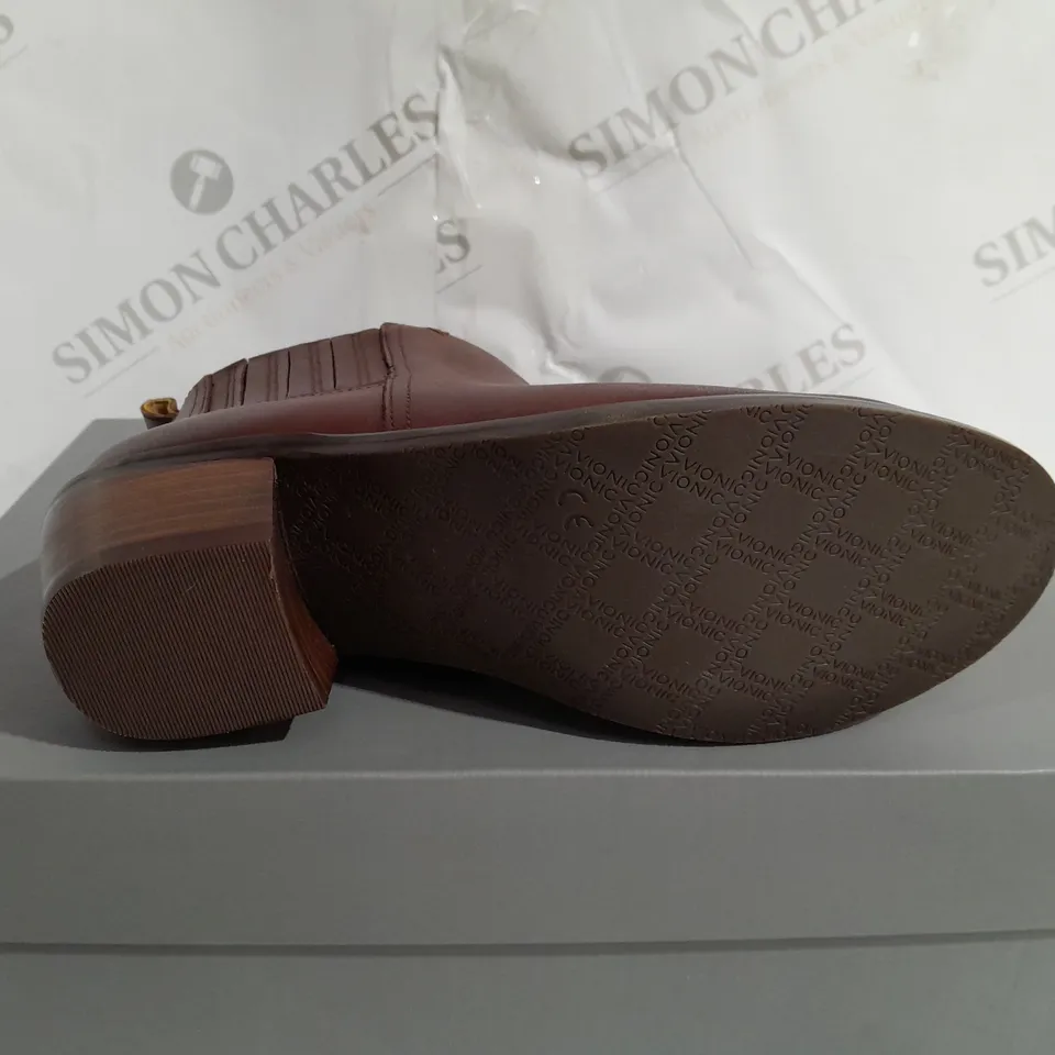 BOXED VIONIC JOY LEATHER BOOTS, BEAVER - SIZE 3 