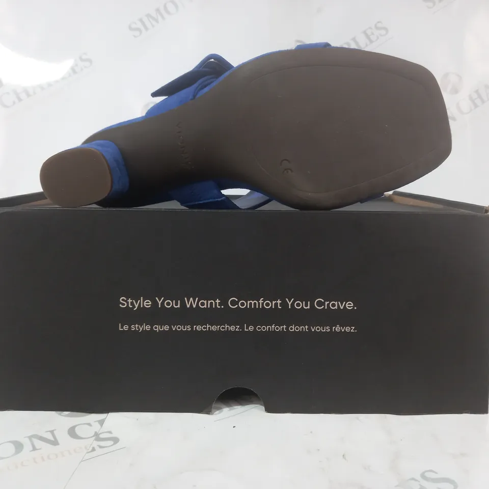 BOXED PAIR OF VIONIC OPEN TOE BLOCK HEEL SANDALS IN BLUE SIZE 7