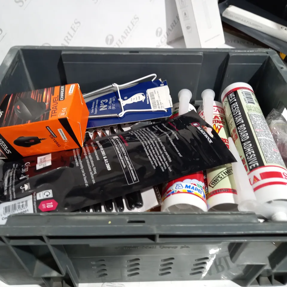 BOX OF ITEMS APPROXIMATELY 10 TO INCLUDE MULTICOLOURED NOTE PADS, HEAT RESISTANT SILICONE, SPEEDY TRAVEL CHARGER