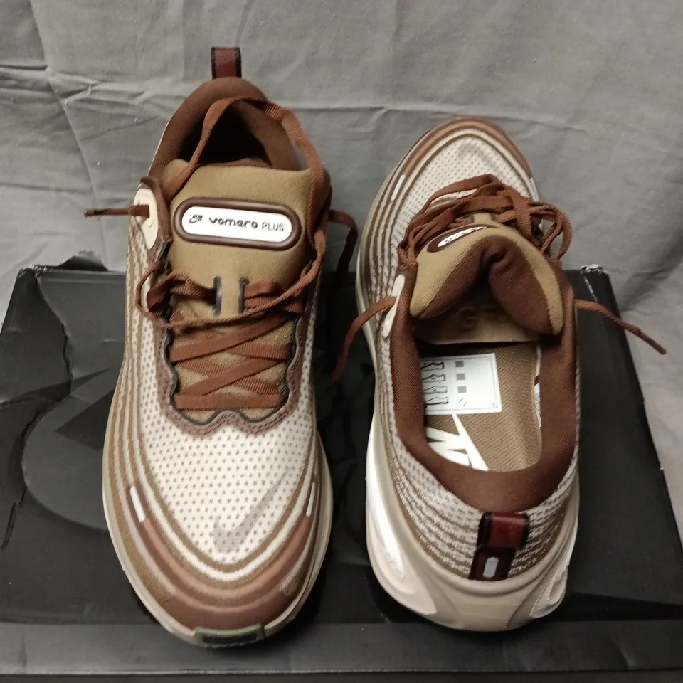 BOXED NIKE VOMERO PLUS QS RUNNING SHOES – BROWN/TAN, UK 9.5 (US 10.5)