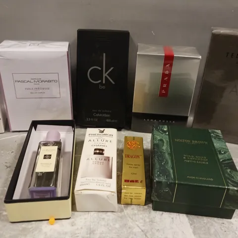 APPROX 10 ASSORTED FRAGRANCES TO INCLUDE CLAVIN KLEIN CK BE, PRADA MUSCLE OIL, TED BAKER AG SILVER, ETC 