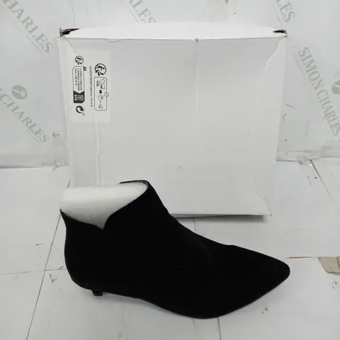 BOXED PAIR OF ZIP UP LOW HEELED BOOTS BLACK SIZE 41