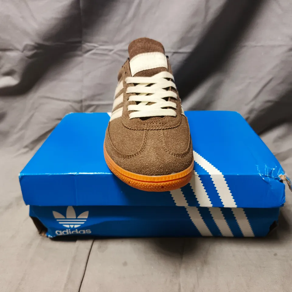 BOXED PAIR OF ADIDAS HANDBALL SPEZIAL SHOES IN DARK TAUPE/WHITE SIZE UK 6.5