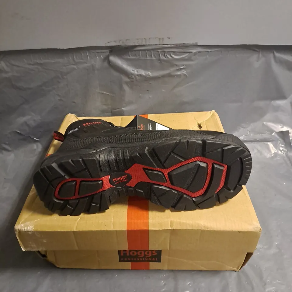 BOXED PAIR OF HOGGS POSEIDON SAFETY LACE UP BOODS IN BLACK/RED SIZE UK 7