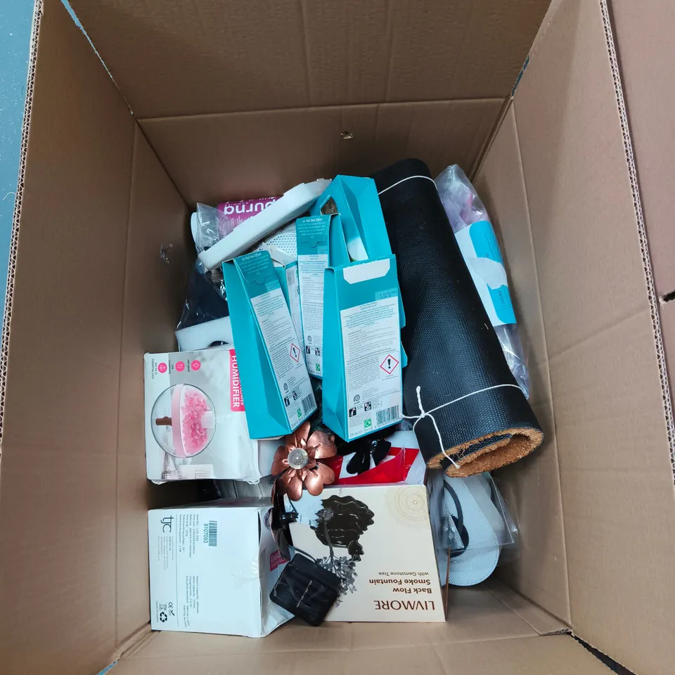 BOX OF APPROXIMATELY 20 ASSORTED ITEMS TO INCLUDE: MULTI FUNCTIONAL SPATULA AND SILVER BAG