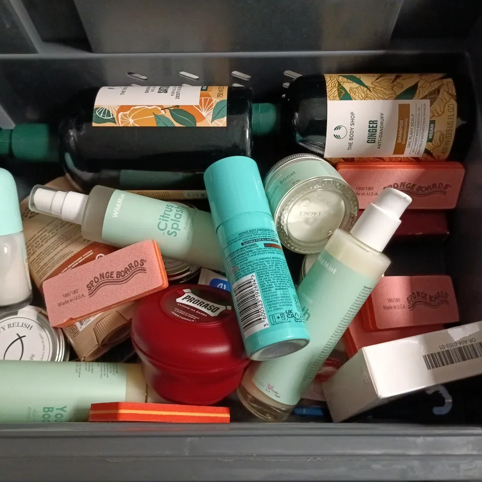 LOT OF APPROXIMATELY 25 ASSORTED HEALTH AND BEAUTY ITEMS TO INCLUDE DUREX, BODY SHOP AND SOAP & GLORY