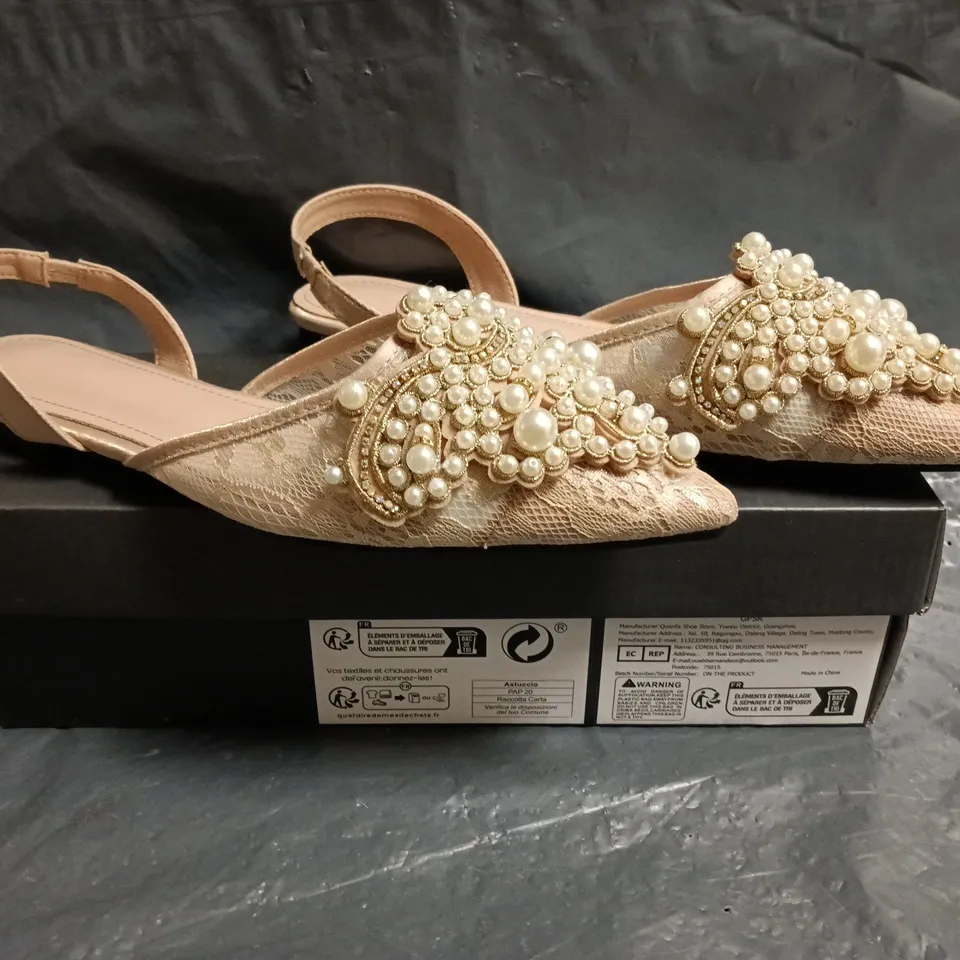 BOXED PAIR OF UNBRANDED POINTED TOE SLINGBACK SHOES IN CHAMPAGNE W. PEARL EFFECT DETAIL SIZE EU 40