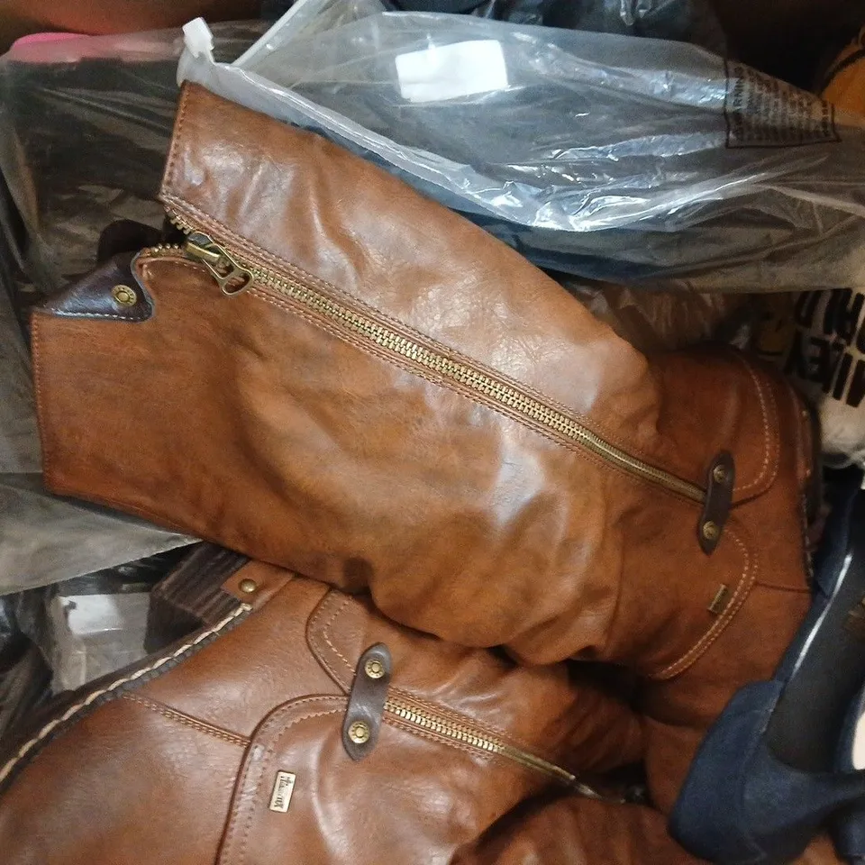 BOX OF APPROXIMATELY 15 ASSORTED PAIRS OF SHOES AND FOOTWEAR ITEMS IN VARIOUS COLOURS, STYLES, AND SIZES - COLLECTION ONLY
