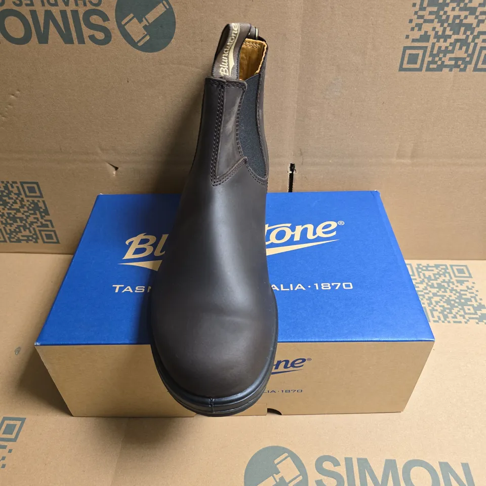 BOXED PAIR OF BLUNDSTONE LASTIC SIDED BOOTS IN BROWN - UK 10