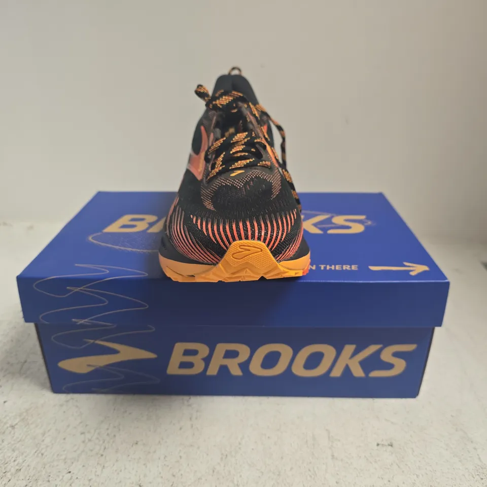 BOXED PAIR OF BROOKS GHOST TRAIL TRAINERS IN BLACK/RED/ORANGE SIZE UK 7.5