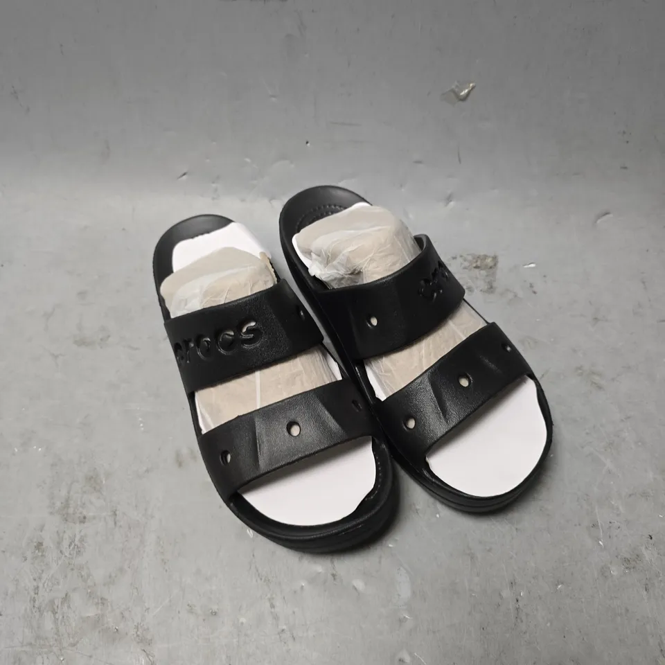 UNBOXED PAIR OF CROCS GETAWAY STRAPPY SHOES - 6