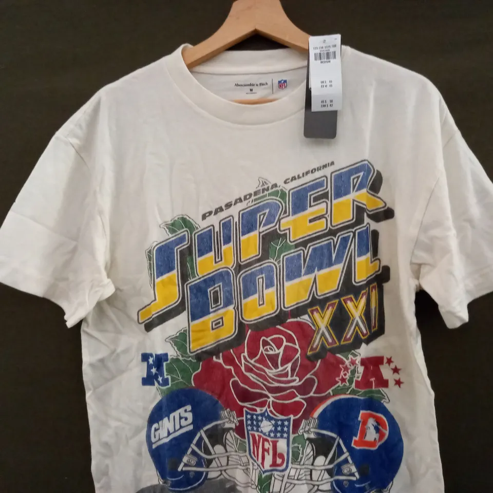 ABERCROMBIE & FITCH NFL SUPER BOWL PRINT T-SHIRT IN WHITE - MEDIUM
