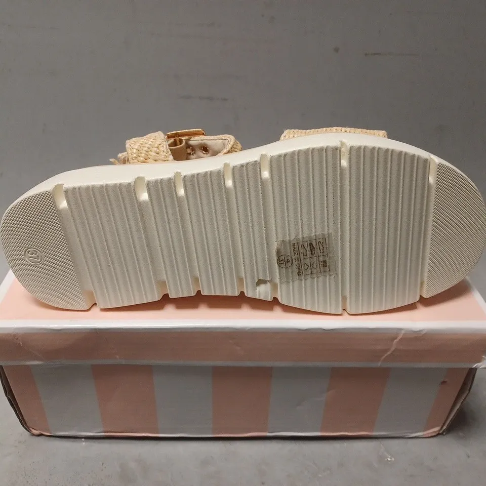 BOXED PAIR OF NO DOUBT BEIGE RAFFIA SANDALS - UK SIZE 4
