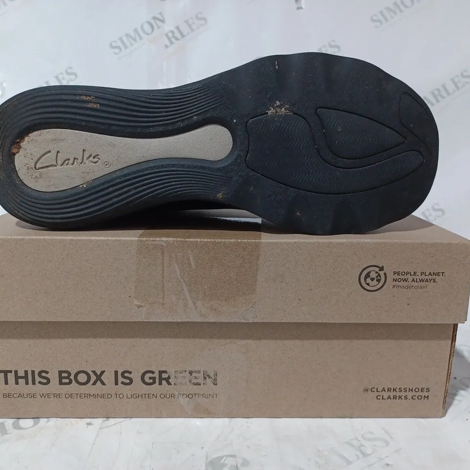 BOXED PAIR OF CLARKS JAUNT LACE SHOES IN BLACK SIZE 7