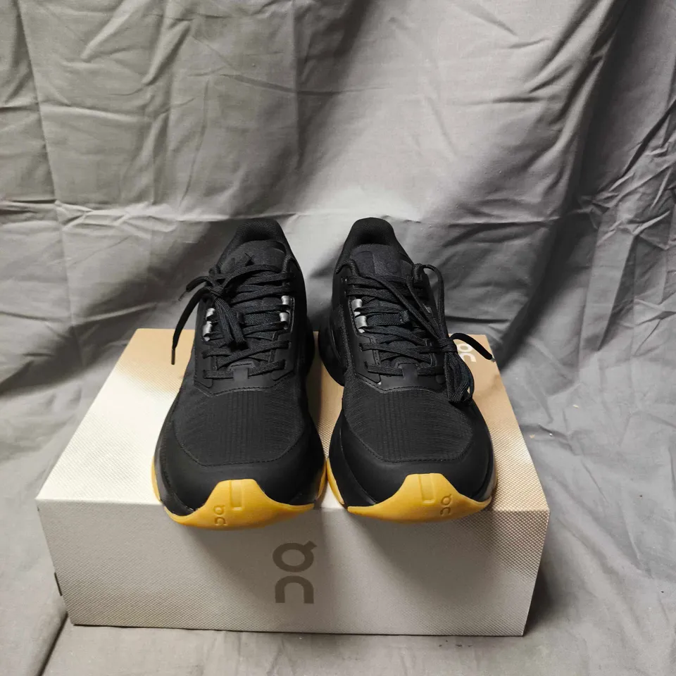 BOXED PAIR OF ON RUNNING SNEAKERS – BLACK WITH YELLOW SOLE SIZE 7.5