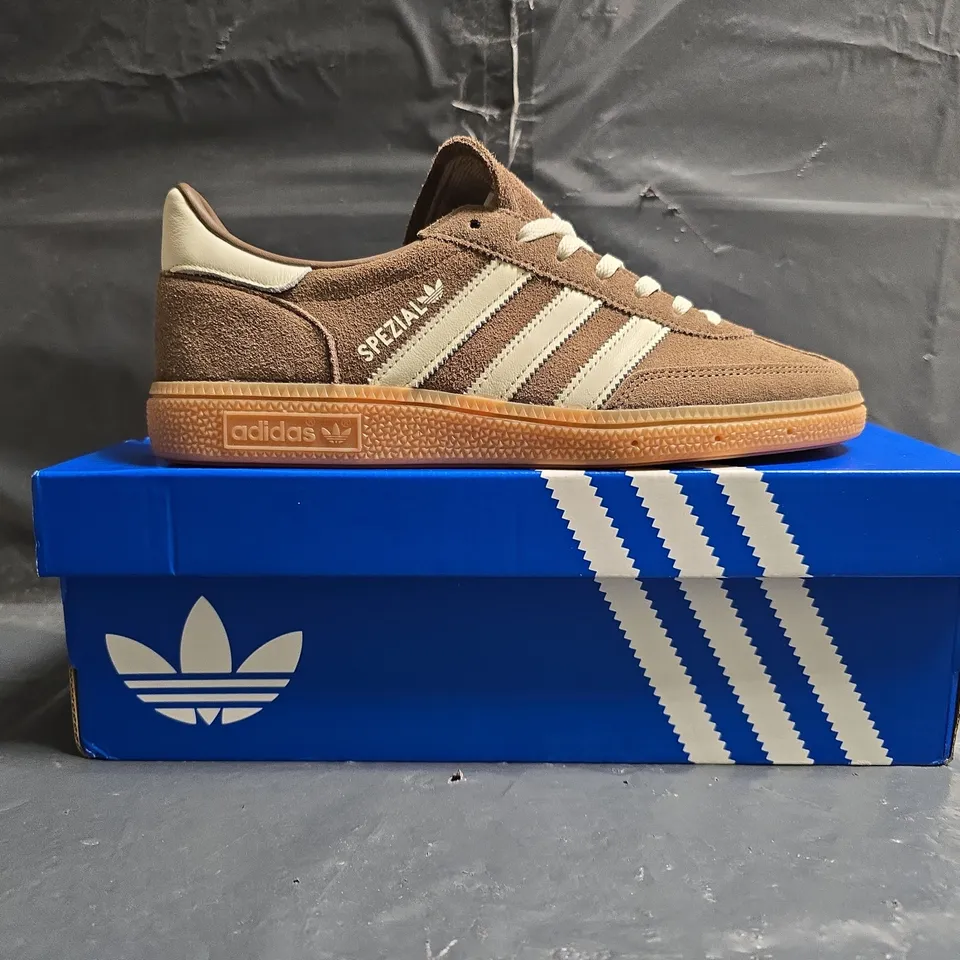 BOXED PAIR OF ADIDAS HANDBALL SPEZIAL SHOES IN BROWN/WHITE SIZE UK 7