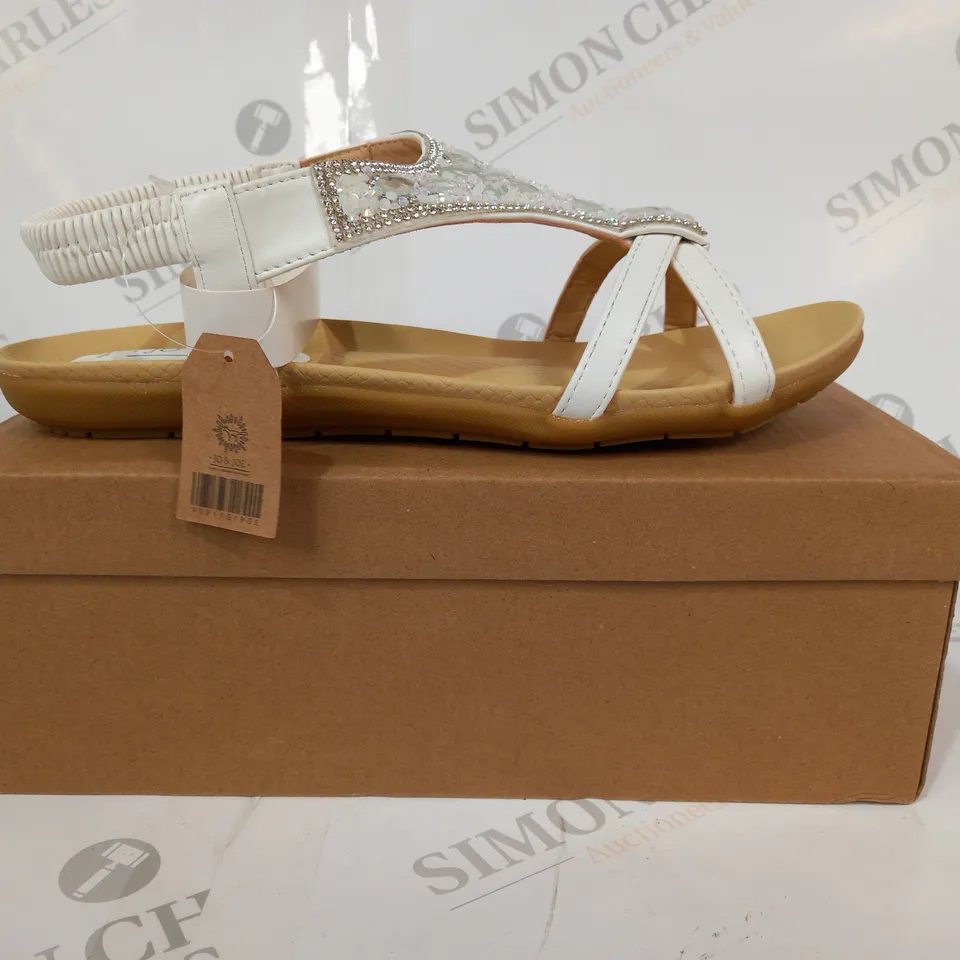 BOXED PAIR OF JO & JOE OPEN TOE SANDALS IN WHITE W. JEWEL EFFECT SIZE 8