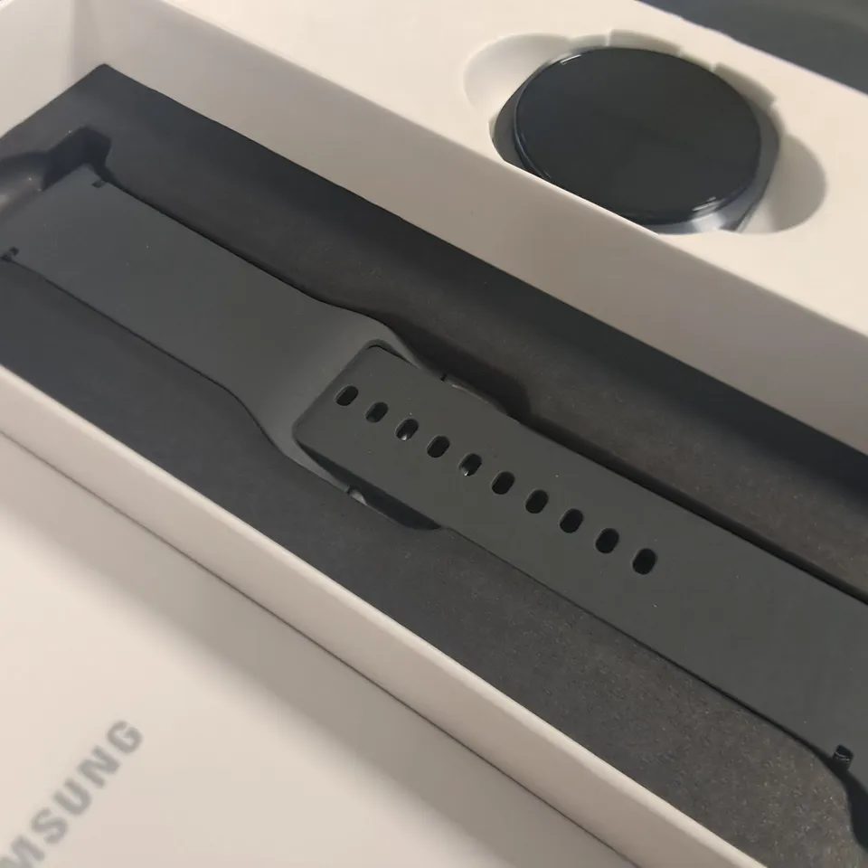 BOXED SAMSUNG GALAXY WATCH 8 IN GRAPHITE - SM-L320