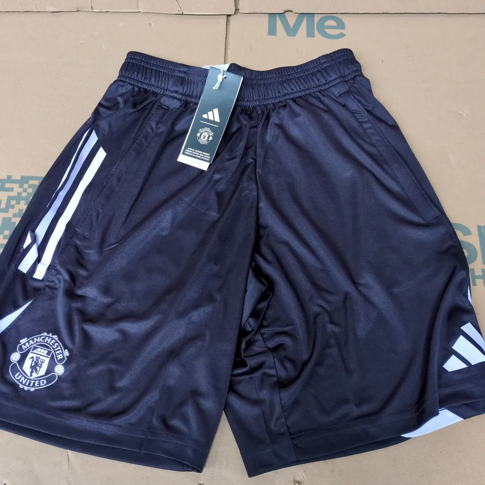 ADIDAS MANCHESTER UNITED TRAINING SHORTS - UK SMALL