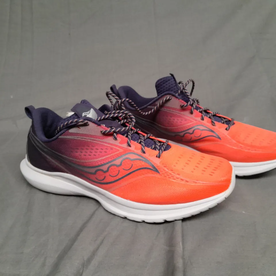 BOXED PAIR OF SAUCONY KINVARA 13 NIGHT-LITE 10.5 UK